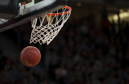 NBA篮球赛场，湖人队与勇士队激烈对抗，球员扣篮瞬间